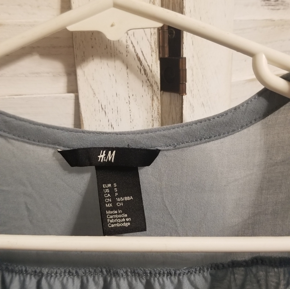 H&M button down blouse - Picture 2 of 3
